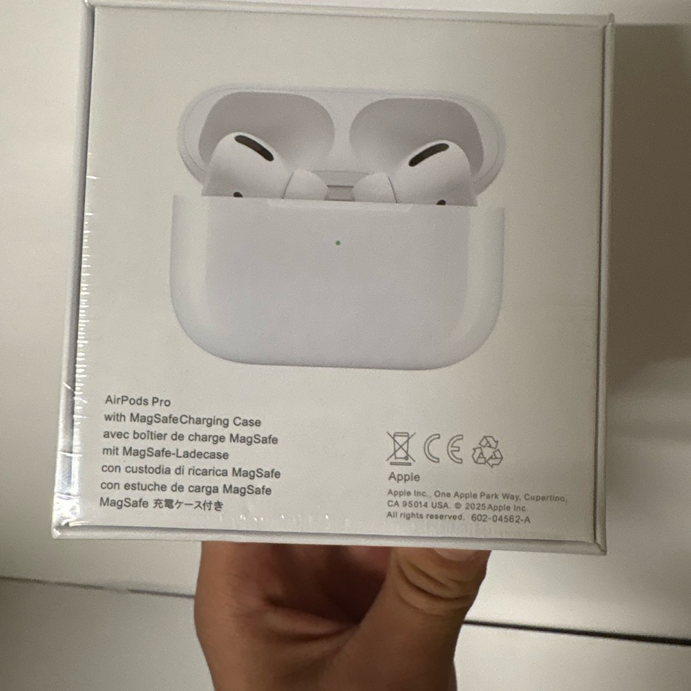 Apple AirPods Pro - White 1st Generation - Picture 2 of 2
